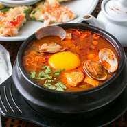日本で言われるおぼろ豆腐を使って作る鍋で、韓国の一般的な家庭料理です。