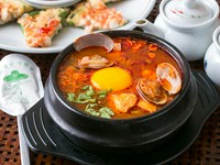 日本で言われるおぼろ豆腐を使って作る鍋で、韓国の一般的な家庭料理です。