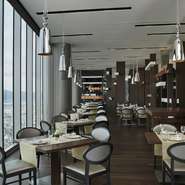 お店からは地上から約270mの高さにあり、窓からの眺めは最高です。昼には天気がよければ淡路島や明石海峡大橋が見え、眼下には大阪市内のステキな街並みを楽しむことができます。