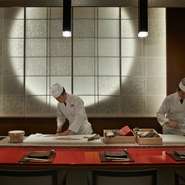 店内は、欧風料理・日本料理・鉄板焼と3種類のお食事が楽しめます。同じテーブルで欧風料理と日本料理が同時に楽しむことができるので、食の好みが違う方同士で来店されても対応可能です。