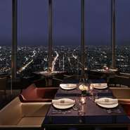 割烹カウンターやビストロカウンター、ZK唯一の個室シェフズテーブルなど店内はお客様のニーズに合わせた座席が利用できます。大切な方のお祝いの席などにぜひご利用ください。