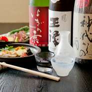 日本酒が大好きな料理人が、お造りにあうお酒、煮物にあうお酒、焼きものにあうお酒をイメージしてセレクト。常時10～12種類から選べます。3種類の日本酒に酒の肴がついた『利き酒セット』もおすすめ。