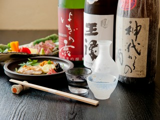 店主厳選の全国各地の日本酒を用意しています。