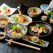 新鮮なお刺身、お寿司は１巻１５０円～、れんこん饅頭、お肉料理、天ぷらと数多くのメニューがあります。
全てその日入った食材を使用しますので毎日メニューが変わります。　