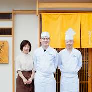 うちのお店は入りづらいと思われてしまうこともあるんです…でも、のれんをくぐったあとは、居心地のよい雰囲気をご用意しています。父が寿司を握り、母がホールを担当しているので、本当にアートホームなお店です。