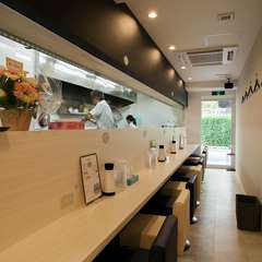 女性の方も入りやすい、清潔で爽やかな店内