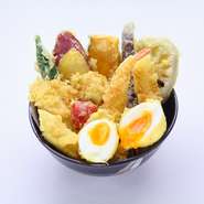 野菜はできるだけ国産のものを使い、厳選したえびや半熟卵はお店ですべて下ごしらえしています。券売機を置くなど人件費を抑えて、食材の原価率を下げずに安い値段で提供する工夫をしています。