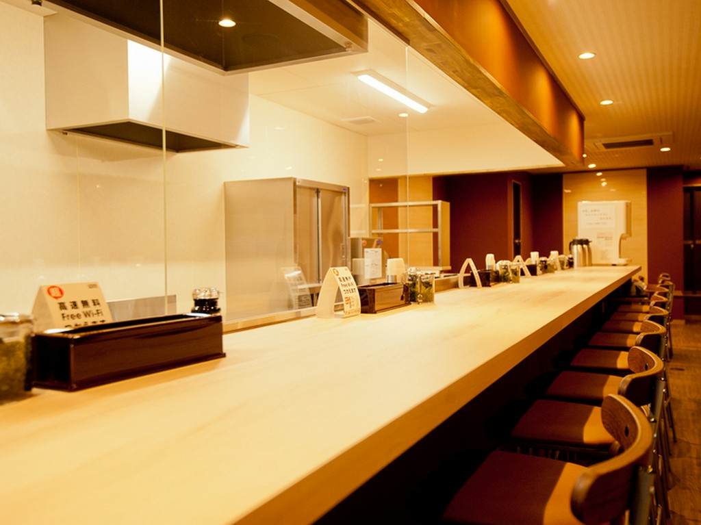 カウンター席でいただく揚げたて天ぷら