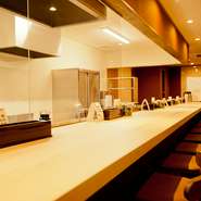 10席のカウンター席は、店主の技をまじかに見られる特等席。カウンター越しの会話も楽しみのひとつ。地域密着を目指す店主の温かな人柄に心が和みます。