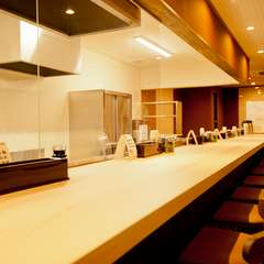 カウンター席でいただく揚げたて天ぷら