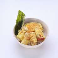 子どもから年配の方まで世代を問わず好まれる天ぷら。えびや穴子、野菜などの定番の他にも、人気のとり天やチーズ天、ソーセージを使った子ども用のミニサイズの天丼もあります。