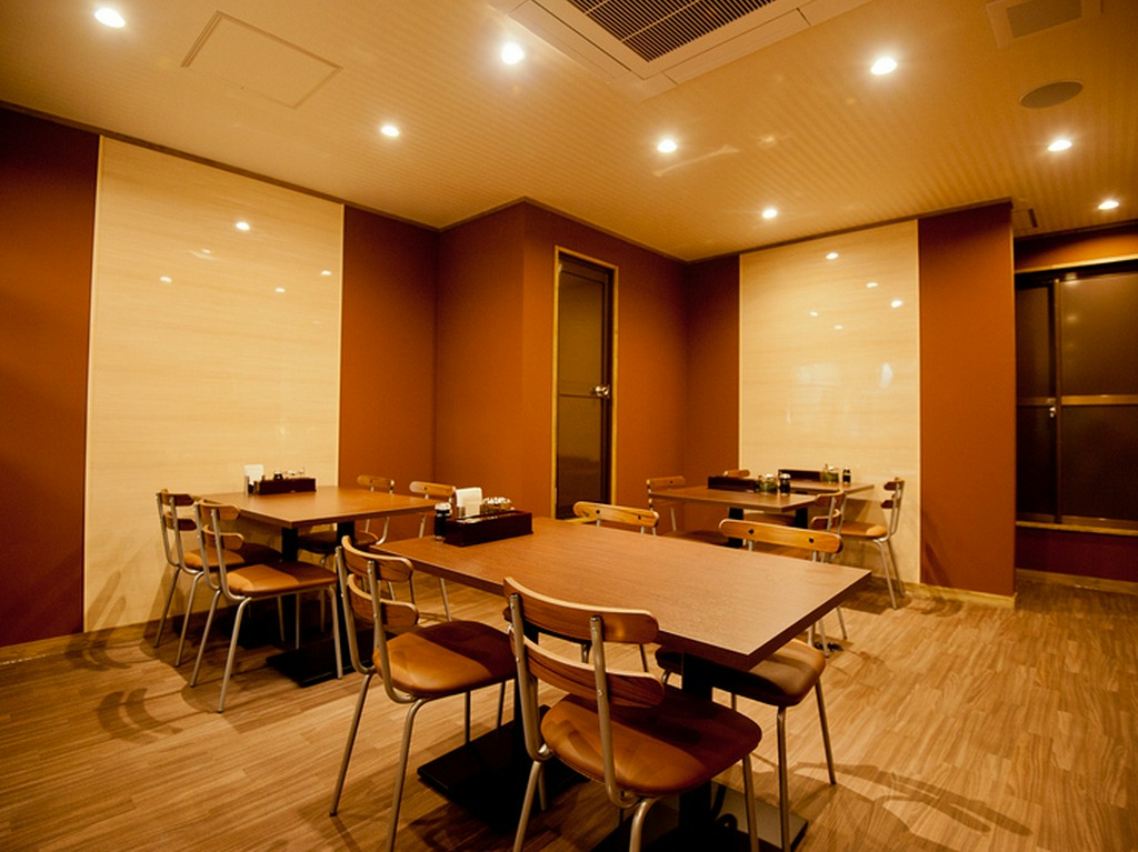 シンプルでおしゃれな店内でゆったりと食事ができます