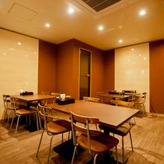 シンプルでおしゃれな店内でゆったりと食事ができます