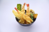 大きなえびが3尾も入った【天きち】最上級の一品です。　思う存分にえびのプリプリした食感や甘みや旨み、おいしさを堪能できます。　定食もあります。