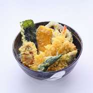 えび、ホタテ、イカ、白身魚など、魚介をふんだんに使った天丼です。絶妙な火加減で旨みを引き出し、それぞれの味や食感の違いを楽しめます。定食もあります。