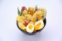 エビやホタテなどの魚介、季節の野菜、サツマイモやカボチャなど、自慢の天ぷらがふんだんにのった『スぺシャル天丼』。中からトロトロの黄身が出てくる卵の天ぷらは一度食べるとヤミツキになるおいしさ。