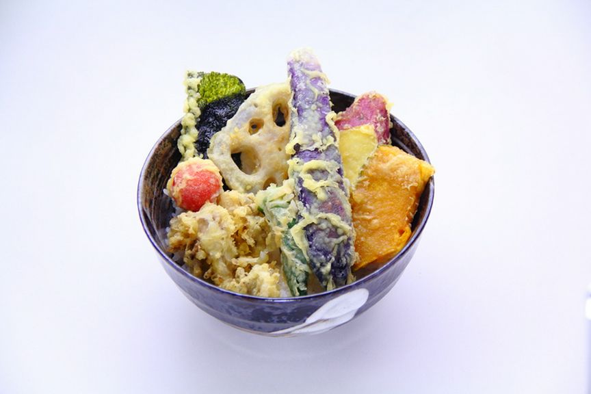 旬の野菜やきのこでヘルシーかつ、ボリューム満点の『野菜天丼』