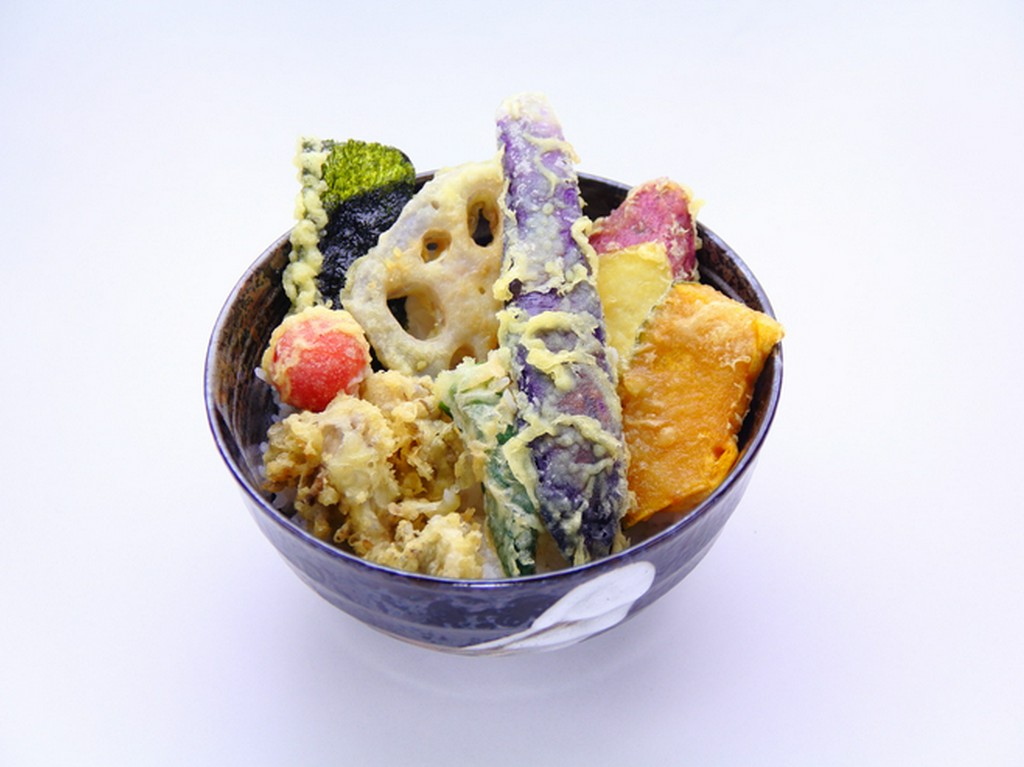 旬の野菜やきのこでヘルシーかつ、ボリューム満点の『野菜天丼』