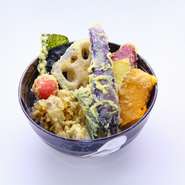 れんこん、なす、オクラ、ミニトマト、マイタケ、さつまいも、なんきんといった旬の野菜天ぷらがたっぷりのった天丼。野菜もたくさん摂れ、お腹もいっぱいに。定食もあります。
