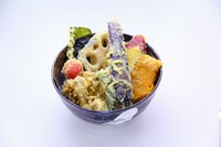 れんこん、なす、オクラ、ミニトマト、マイタケ、さつまいも、なんきんといった旬の野菜天ぷらがたっぷりのった天丼。野菜もたくさん摂れ、お腹もいっぱいに。定食もあります。