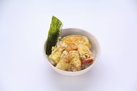 子ども連れのファミリーのために考案されたメニュー。子どもたちの大好物、ソーセージを天ぷらにして、海苔となんきん（かぼちゃ）の天ぷらと組み合わせたミニサイズの天丼です。