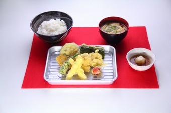 【天きち】人気メニューの『チーズ鶏天ぷら定食』