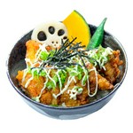 大人気の唐揚げをご飯にのせて、専用たれとマヨネーズをかけました！