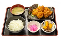 唐揚げが５個付いた人気定食！
唐揚げ倍量の唐揚げ10個定食（1220円）もございます！