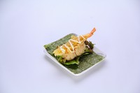 持ち帰り専用メニューの『ながら』は、いつでも、どこでも、片手で食べられる天丼というコンセプトで店主が考案した【天きち】オリジナルメニュー。海苔の上にタレをまぶしたご飯と天ぷらがのっています。