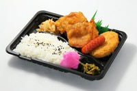 唐揚げとコロッケのコンビ弁当！
人気のワンコイン弁当！