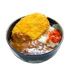かつ丼で人気の柔らかくて大きなカツをのせました！
（とんかつを載せていない通常のカレーライスは410円にて販売中）