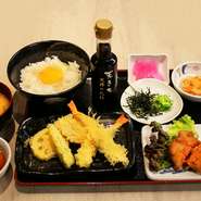 １度に天ぷら・唐揚げ・卵かけが味わえる最もお得なメニュー！天きちのたれで作る卵かけごはんは絶品です！今や定食の中で人気NO.1！