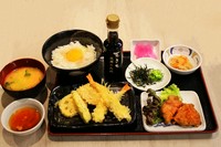 １度に天ぷら・唐揚げ・卵かけが味わえる最もお得なメニュー！天きちのたれで作る卵かけごはんは絶品です！今や定食の中で人気NO.1！