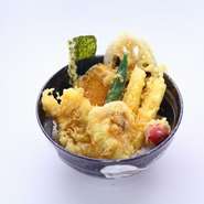 さまざまな天ぷらがあるのも魅力。特に『鶏天』や『チーズ天』は若い人たちから絶大な支持を受けています。