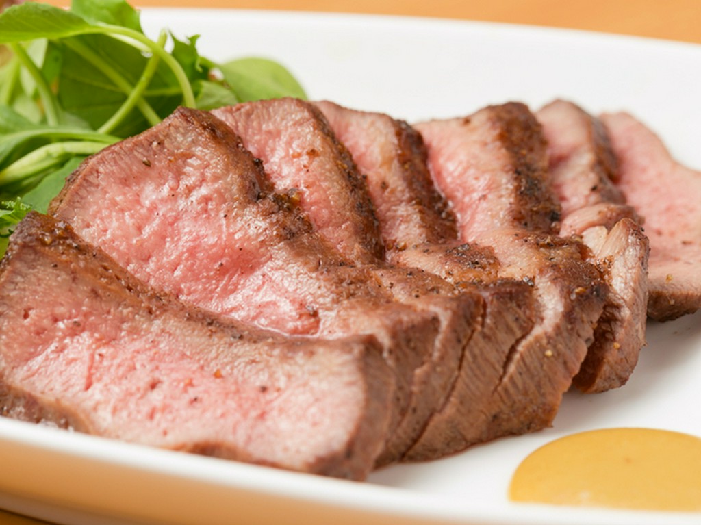 贅沢な厚みで、適度な歯応えと風味豊かな『厚切り牛タン』
