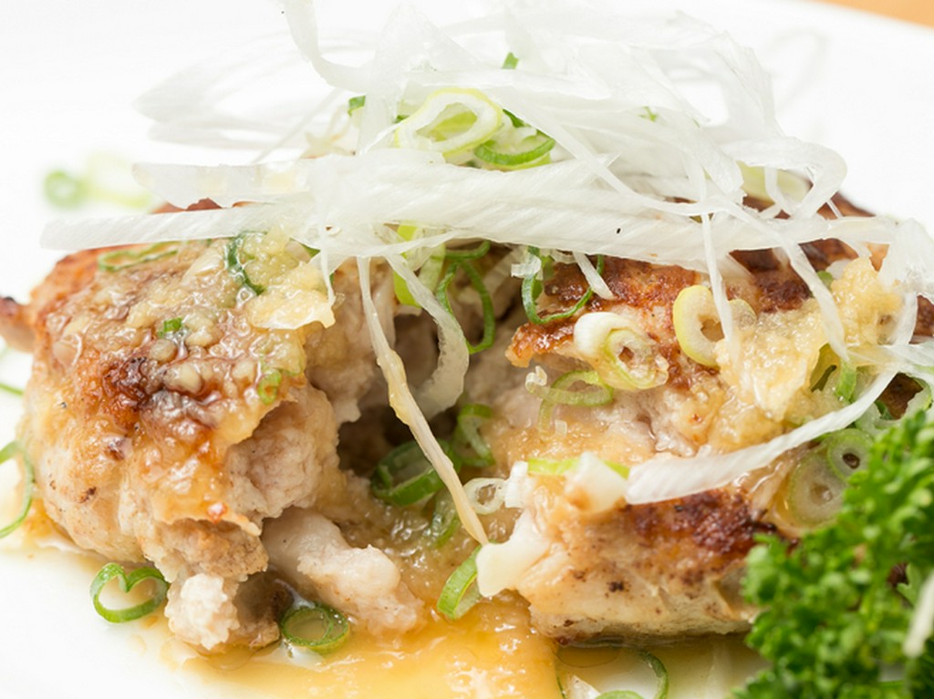 お酒がすすむ！　肉汁溢れる『ホルモンハンバーグ』