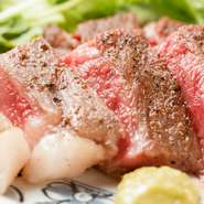 シンプルに肉の旨味を味わってもらうためクオリティを重視し、香川県産の黒毛和種オリーブ牛の等級A4～5にあたる金ラベルの肉だけを使用。柔らかくて肉汁が溢れ、脂と赤身のバランスが良くてあっさりしています。