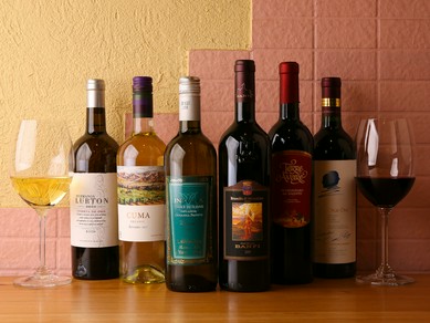 有名なワインの産地以外にもワールドワイドに取り揃えている