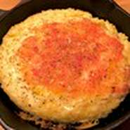 ～チーズをたっぷり使用した焼きリゾットです。トマトとタマネギのマリネをトッピング～