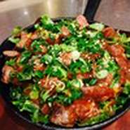 ～肩ロースの部位をサイコロ状にカットして葉野菜と盛り合わせ丼ぶりに～