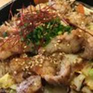 ぷりっぷりホルモンに自家製の和風ソースで!!　ごはん、汁、焼き野菜付です。