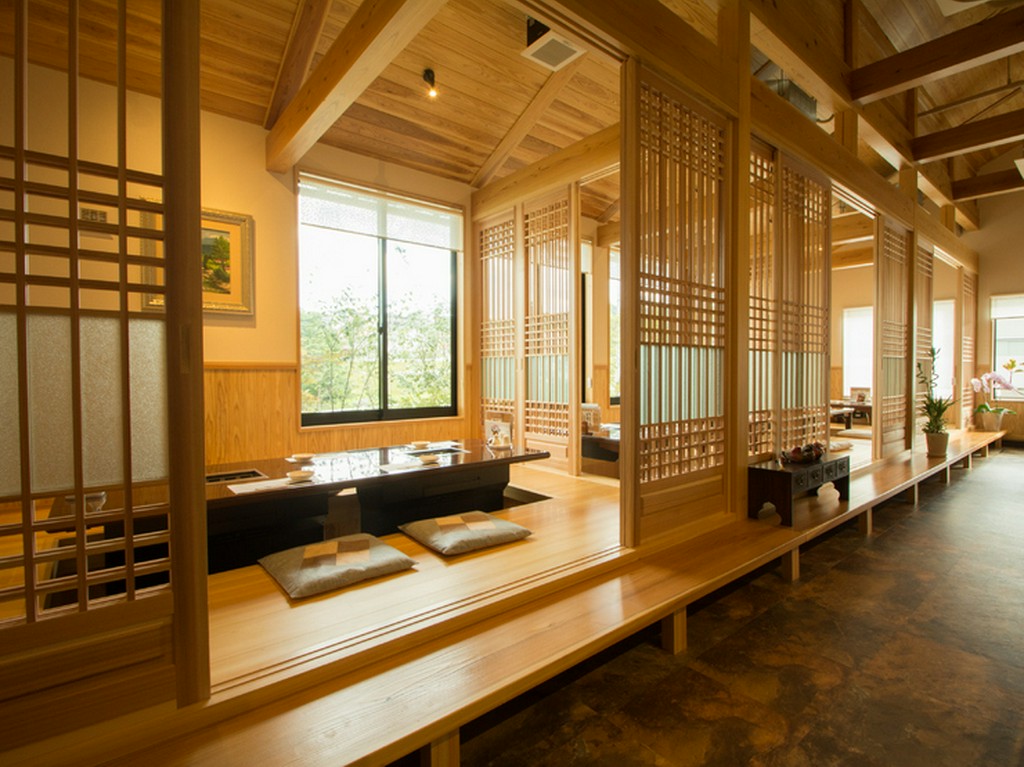 檜を多用した贅沢な空間でゆっくりと食事を楽しめます