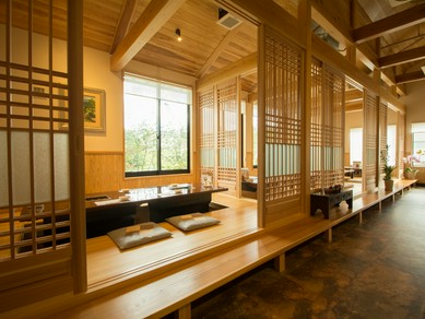 檜を多用した贅沢な空間でゆっくりと食事を楽しめます