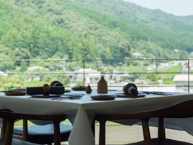 窓の外には、シェフが生まれ育った那珂川町の雄大な風景