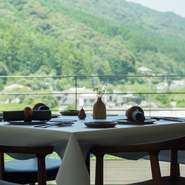 小高い丘の上に立っているため、畑を見下ろす贅沢な風景を堪能することができます。春夏秋冬それぞれに雨の日も晴れの日も、周りの山々をはじめとした自然に抱かれながら楽しむ料理は他では味わうことができません。