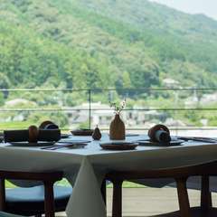 窓の外には、シェフが生まれ育った那珂川町の雄大な風景