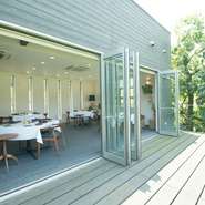 都会とは違う、ゆっくりと流れる里山時間を楽しんでもらえるようゆとりを持たせた店内には、柔らかな印象の家具とカーペットなどが配置されています。オーナーシェフ自らが考え抜いた思いきり寛ぐための空間です。