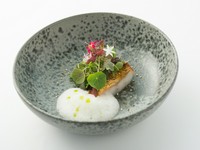 鐘崎産の甘鯛 スパイスのクレマソース