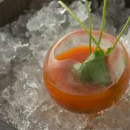 那珂川町の野菜を使用した、まさに地産地消の一品。季節の野菜・パプリカを焼いて手作りの氷の器に盛り付けた冷製スープ。採れたてのアニスのハーブをかじりながらストローで飲む爽やかで楽しい一皿です。