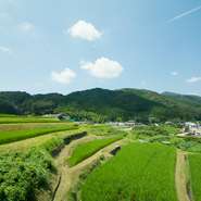 町の至る所に水汲み場があります。中には冷鉱泉という温泉水まであるほど。使用するほとんどの食材は、清らかな地元の水で育まれたもの。窓から見える季節感や旬を目で、そして舌でもお楽しみください。